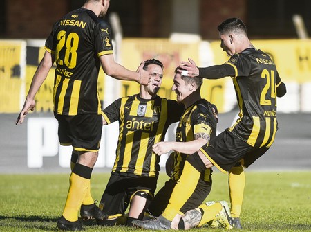 Fabián Estoyanoff y Cristian Rodríguez, de Peñarol, festejan un gol a Boston River, ayer, en el estadio Atilio Paiva de Rivera.
· Foto: Javier Calvelo/ adhocFOTOS Fabián Estoyanoff y Cristian Rodríguez, de Peñarol, festejan un gol a Boston River, ayer, en el estadio Atilio Paiva de Rivera.
· Foto: Javier Calvelo/ adhocFOTOS
