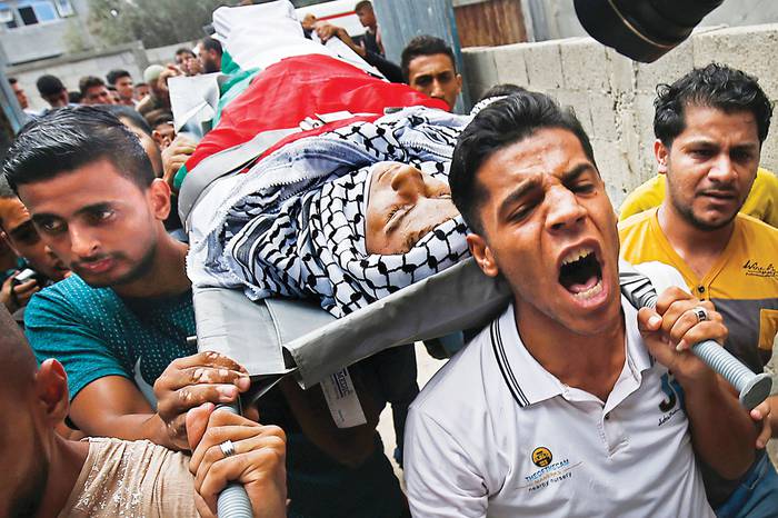Palestinos llevan el cuerpo de Belal Khafaja, de 17 años, asesinado por fuerzas israelíes durante una protesta en la frontera entre Israel y Gaza.
 · Foto: Said Khatib
