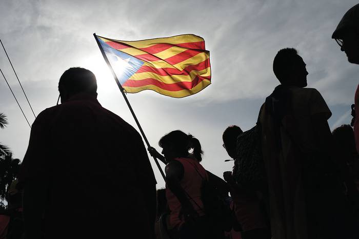 Manifestante con bandera de Estelada catalana, ayer, durante una marcha independentista, en el Día Nacional de Cataluña, la Diada. · Foto: Pau Barrena