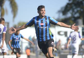 Federico Martínez, festeja el segundo gol de Liverpool a Defensor Sporting, ayer, en Belvedere. Federico Martínez, festeja el segundo gol de Liverpool a Defensor Sporting, ayer, en Belvedere.