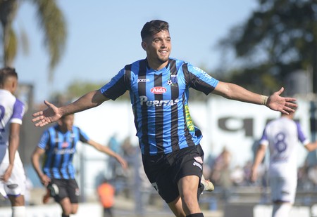 Federico Martínez, festeja el segundo gol de Liverpool a Defensor Sporting, ayer, en Belvedere. · Foto: Andrés Cuenca Federico Martínez, festeja el segundo gol de Liverpool a Defensor Sporting, ayer, en Belvedere. · Foto: Andrés Cuenca