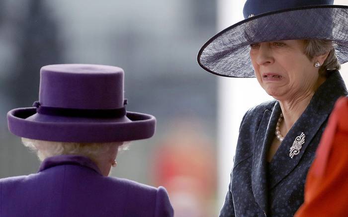 La primera ministra de Gran Bretaña, Theresa May (d), y la reina Isabel II, el 23 de octubre, en Londres.
 · Foto: Matt Dunham