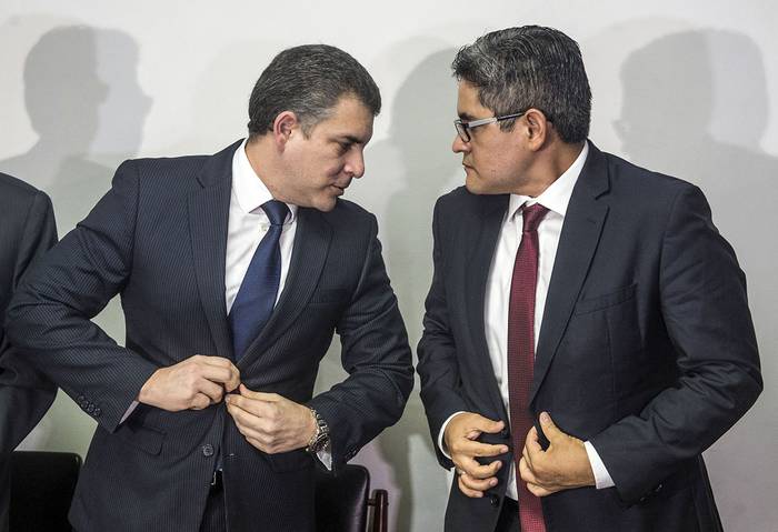 Los fiscales Rafael Vela y José Domingo Pérez, asisten a una conferencia de prensa en Lima, el primero de enero.
 · Foto: Ernesto Benavides