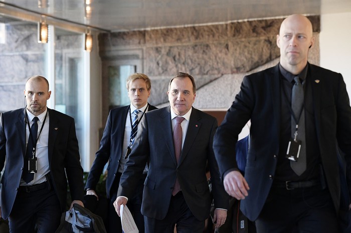 Stefan Löfven (c), primer ministro sueco, asiste a una reunión con el presidente del Parlamento, Andreas Norlén, ayer, en Estocolmo.

 · Foto: anders Wiklund