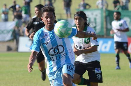 Pablo Olivera de Cerro y Gonzalo Aguilar de Racing, ayer, en el parque Roberto. · Foto: Pablo Vignali Pablo Olivera de Cerro y Gonzalo Aguilar de Racing, ayer, en el parque Roberto. · Foto: Pablo Vignali