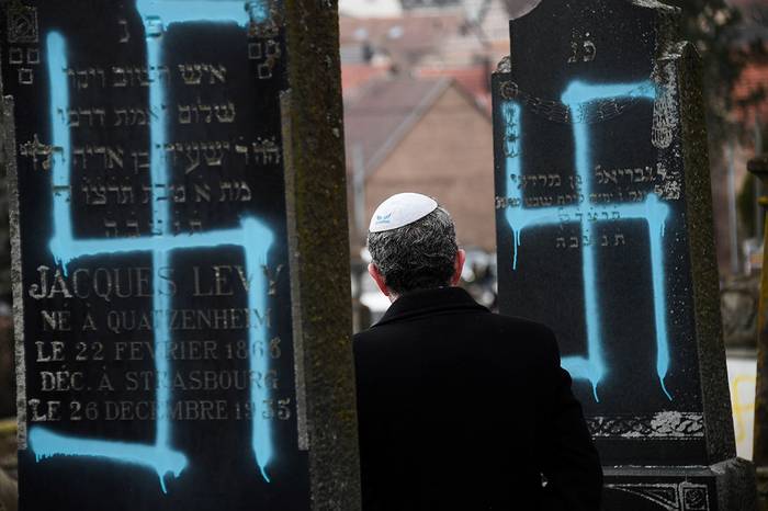 Tumbas vandalizadas, ayer, en el cementerio judío de Quatzenheim, Francia. · Foto: Frederick Florin