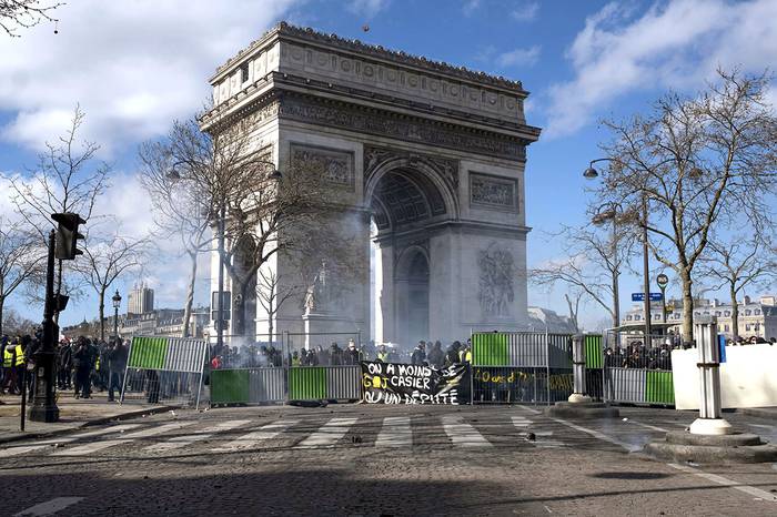 Manifestantes de los "chalecos amarillos", el 16 de marzo, en el Arco del Triunfo, en París.

 · Foto: Alexandre Karmen
