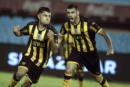 Luis Acevedo y Fabricio Formiliano, tras el primer gol para Peñarol a Boston River, el sábado, en el Estadio Centenario. · Foto: Javier Calvelo Luis Acevedo y Fabricio Formiliano, tras el primer gol para Peñarol a Boston River, el sábado, en el Estadio Centenario. · Foto: Javier Calvelo