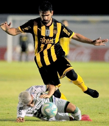 Lucas Viatri, de Peñarol, y Facundo Waller, de Plaza, el sábado, en Colonia. · Foto: Dante Fernández Lucas Viatri, de Peñarol, y Facundo Waller, de Plaza, el sábado, en Colonia. · Foto: Dante Fernández