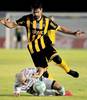 Lucas Viatri, de Peñarol, y Facundo Waller, de Plaza, el sábado, en Colonia. · Foto: Dante Fernández Lucas Viatri, de Peñarol, y Facundo Waller, de Plaza, el sábado, en Colonia. · Foto: Dante Fernández