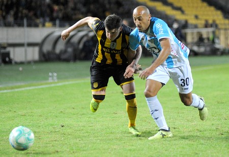 Giovanni González, de Peñarol, y Ronald Álvarez, de Cerro, el sábado en el Campeón del Siglo.
· Foto: Federico Gutiérrez Giovanni González, de Peñarol, y Ronald Álvarez, de Cerro, el sábado en el Campeón del Siglo.
· Foto: Federico Gutiérrez
