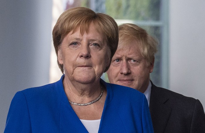 Angela Merkel, canciller alemana, y Boris Johnson, primer ministro británico, asisten a una conferencia de prensa en Berlín.  · Foto: John MacDougall / AFP
