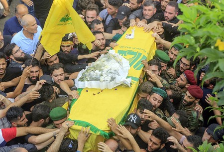 Miembros de Hezbolá, durante el funeral del compañero que fue asesinado en ataques israelíes, ayer en Siria. · Foto: AFP Miembros de Hezbolá, durante el funeral del compañero que fue asesinado en ataques israelíes, ayer en Siria. · Foto: AFP
