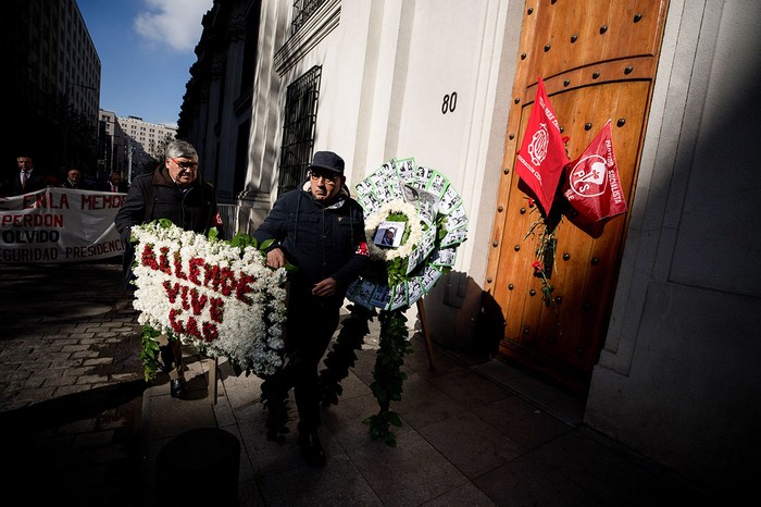 Ofrenda floral durante uno de los actos en memoria del expresidente de Chile Salvador Allende, ayer, en Santiago.
 · Foto: Alberto Valdes, EFE