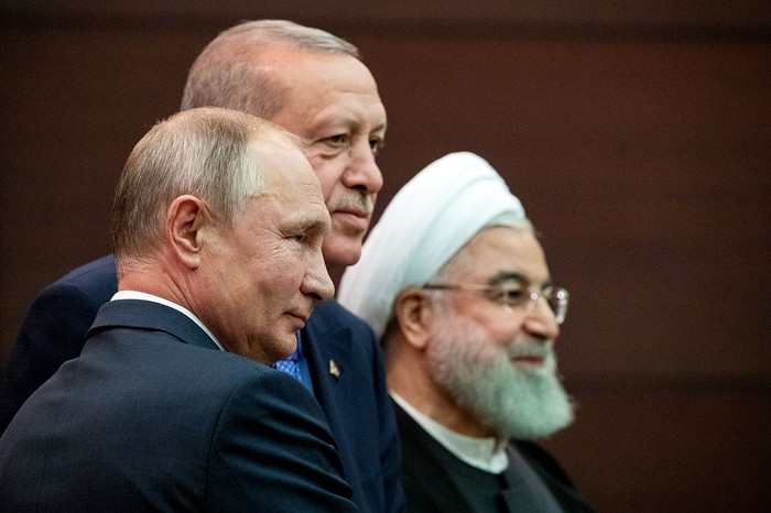 Recep Tayyip Erdogan, presidente turco, Vladimir Putin, presidente ruso y Hassan Rouhani, el presidente iraní, asisten a una conferencia de prensa conjunta luego de una reunión trilateral sobre Siria, ayer, en Ankara.

 · Foto: Pavel Golovkin, AFP