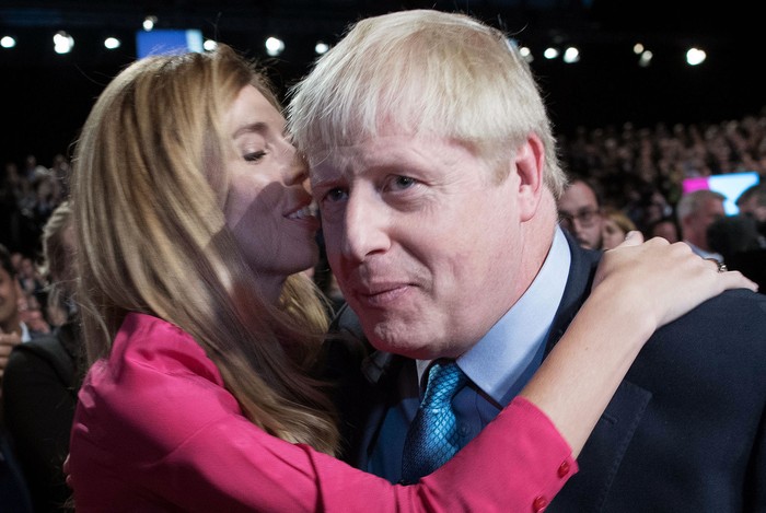 Boris Johnson, primer ministro británico, y su compañera Carrie Symonds luego de su discurso de apertura de la conferencia anual del Partido Conservador, ayer, en el complejo de convenciones Manchester Central, en Manchester.

 · Foto: Stefan Rousseau, AFP