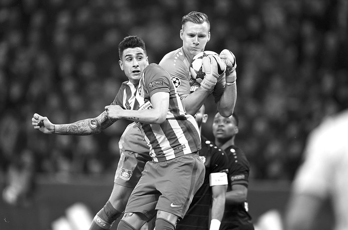 José María Giménez, de Atlético de Madrid, y Bernd Leno, De Bayer Leverkusen, ayer, en Alemania. Foto: Patrik Stollarz, AFP
