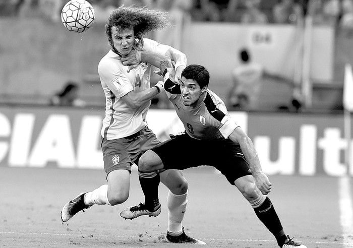 David Luiz y Luis Suárez, el jueves en el Arena Pernambuco, Recife. Foto: Vanderlei Almeida, Afp