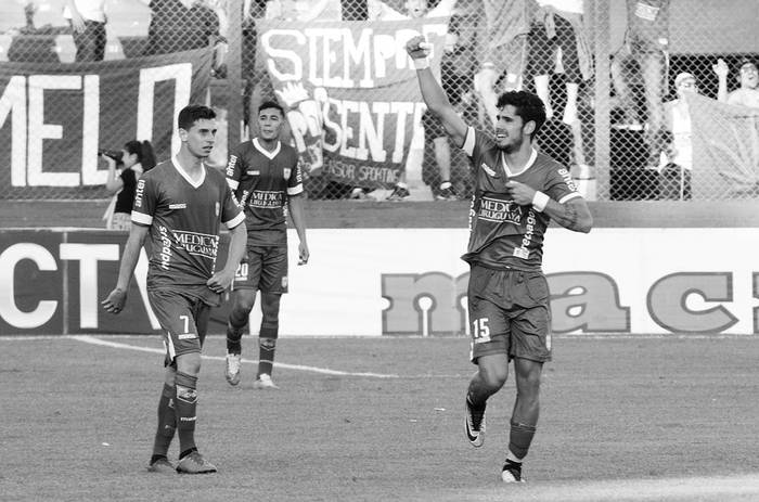 Ayrton Cougo (d) festeja su gol contra Nacional junto a Facundo Castro y Carlos Benavidez, ayer en el Parque Central. / Foto: Pablo Vignali