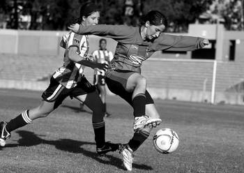 Juliana Castro de Rampla Juniors y Paula Viera de River Plate, durante las finales del campeonato uruguayo de femifútbol. (archivo, diciembre de 2008) Juliana Castro de Rampla Juniors y Paula Viera de River Plate, durante las finales del campeonato uruguayo de femifútbol. (archivo, diciembre de 2008)