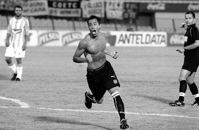 Martín Cauteruccio, el sábado, tras convertir del gol de la victoria de Peñarol ante Cerro, en el estadio Centenario.  · Foto: Agustín Fernández