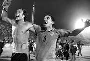 Diego Lugano y Diego Godín festejan la clasificación. 