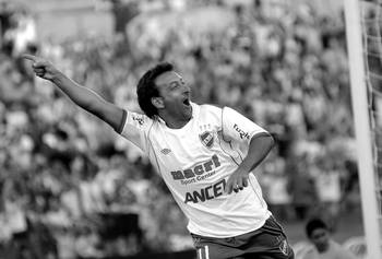 Sergio Blanco, el sábado, tras convertir el tercer gol de Nacional ante Cerro Largo en el Parque Central. Sergio Blanco, el sábado, tras convertir el tercer gol de Nacional ante Cerro Largo en el Parque Central.