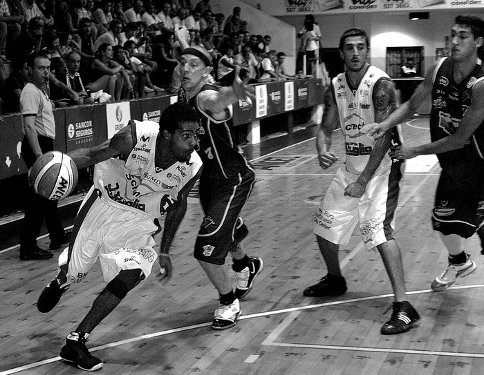 Quincy Wadley, de Olimpia, Emilio Taboada de Biguá, Andrés San Miguel de Olimpia y Mathias Calfani de Biguá, anoche en el gimnasio de Welcome.  · Foto: Agustín Fernández