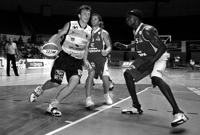 Luis Silveira de Atenas, Juan Manuel Garbarino y Gordon James, de Trouville, ayer, en el cilindro Municipal.  · Foto: Agustín Fernández