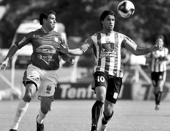 Néstor Moiraghi, de Rampla Juniors y Matías Mirabajes, de Racing, ayer en el parque Osvaldo Roberto. Néstor Moiraghi, de Rampla Juniors y Matías Mirabajes, de Racing, ayer en el parque Osvaldo Roberto.