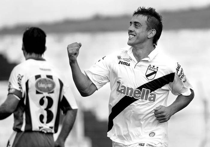 Diego Ifrán, el sábado, tras convertir el primer gol de Danubio ante Cerro Largo en Jardines del Hipódromo.  · Foto: Ricardo Antúnez