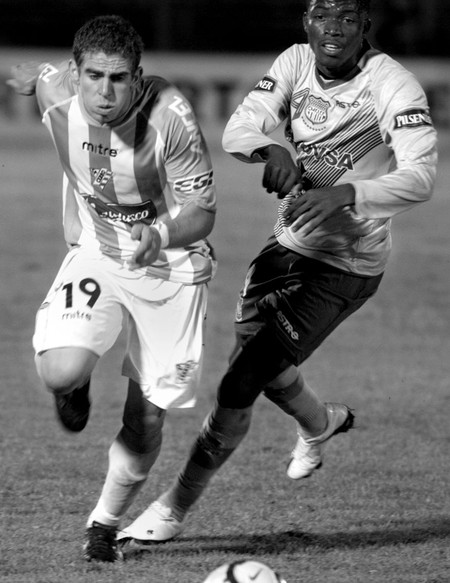 Danilo Asconeguy, de Cerro, y Gabriel Achillier, de Emelec, anoche, en el estadio Centenario. · Foto: Agustín Fernández Danilo Asconeguy, de Cerro, y Gabriel Achillier, de Emelec, anoche, en el estadio Centenario. · Foto: Agustín Fernández