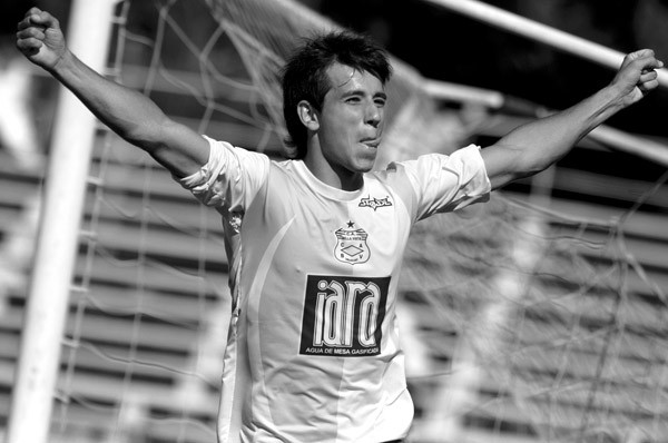 Federico Rodríguez, ayer, tras convertir el gol de Bella Vista ante River Plate, en el parque Nasazzi. · Foto: Victoria Rodríguez