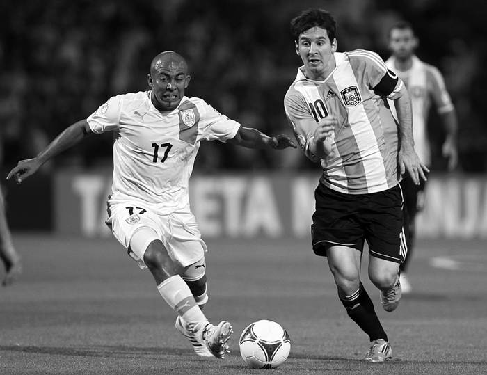 Egidio Arévalo Ríos, de Uruguay, y Lionel Messi, de Argentina, el viernes en el estadio Malvinas Argentinas de Mendoza. · Foto: Leo la Valle, Efe