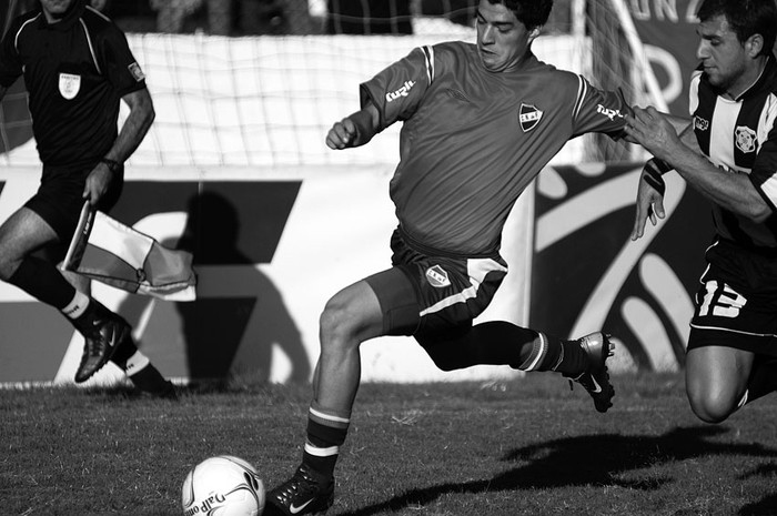 Luis Suárez, defendiendo a Nacional, ante Claudio Dadomo, de Wanderers, en el Parque Viera por el torneo Clausura, el 14 de mayo de 2006. / Foto: Ricardo Antúnez