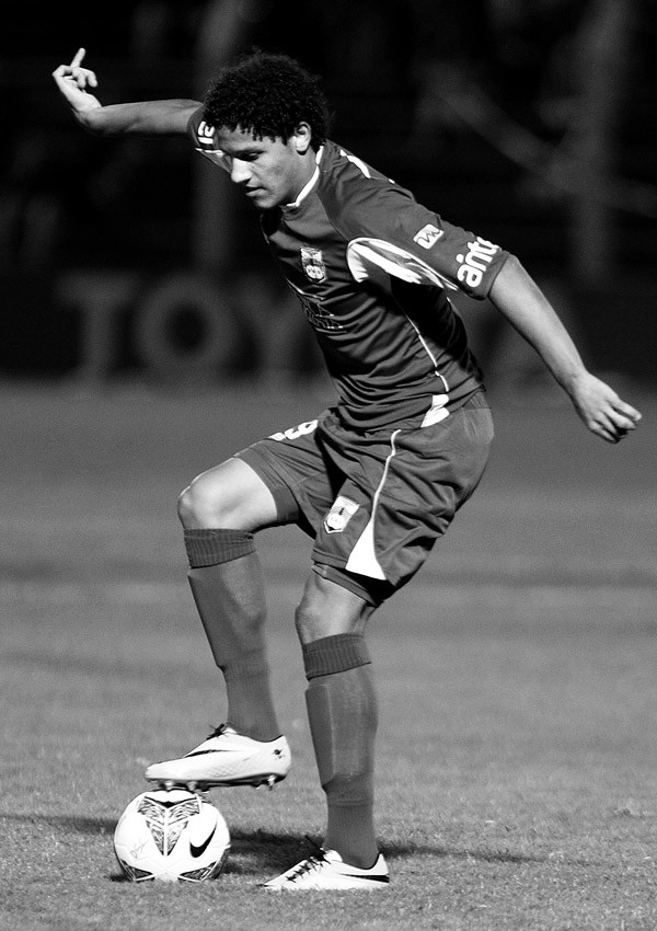 Felipe Gedoz, de Defensor Sporting, durante el encuentro ante Universidad de Chile por la segunda fase de la Copa Libertadores, en el estadio Luis Franzini. / Foto: Pedro Rincón (archivo, abril de 2014)