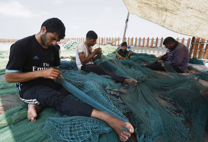 Pescadores palestinos en el puerto de la ciudad de Gaza, donde el gobierno israelí impuso nuevas restricciones en el bloqueo a la Franja; ahora la zona de pesca se redujo de seis a tres millas náuticas.
AFP · Foto: Said Khatib