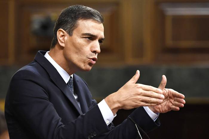 Pedro Sánchez, durante el segundo día de debate parlamentario de investidura para votar al primer ministro, en el Congreso español.  · Foto: Óscar del Pozo, AFP