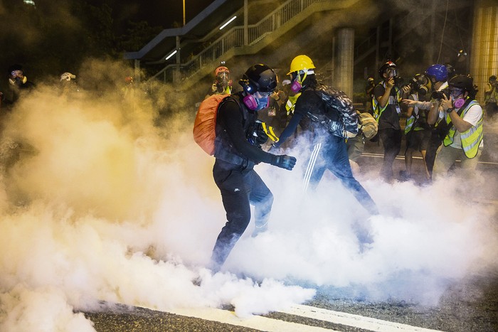 Manifestantes en el distrito Causeway Bay, durante el segundo día de protestas en la isla principal de Hong Kong.  · Foto: Isaac Lawrence, AFP