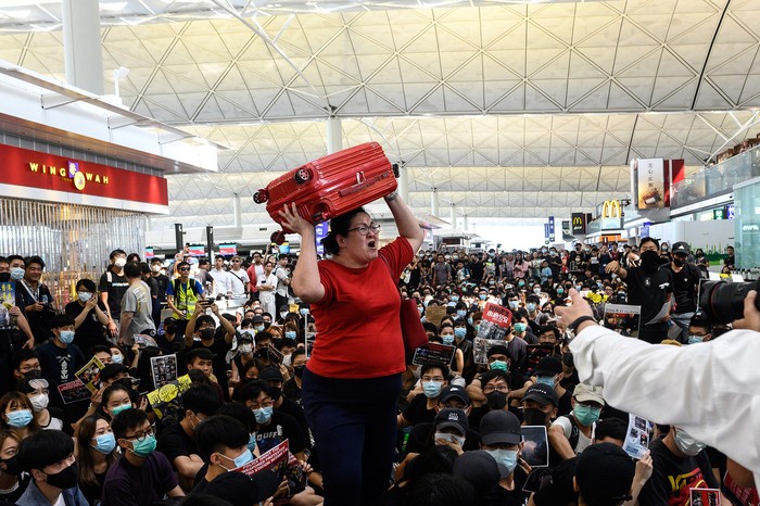 Área de acceso a la puerta de embarque del aeropuerto internacional de Hong Kong, ocupada por manifestantes.
 · Foto: Phillip Fong, AFP