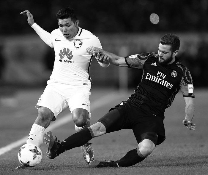 Silvio Romero, de América de México, y Nacho Fernández, de Real Madrid, ayer,
en el estadio Yokohama International. • foto: behrouz mehri Silvio Romero, de América de México, y Nacho Fernández, de Real Madrid, ayer,
en el estadio Yokohama International. • foto: behrouz mehri