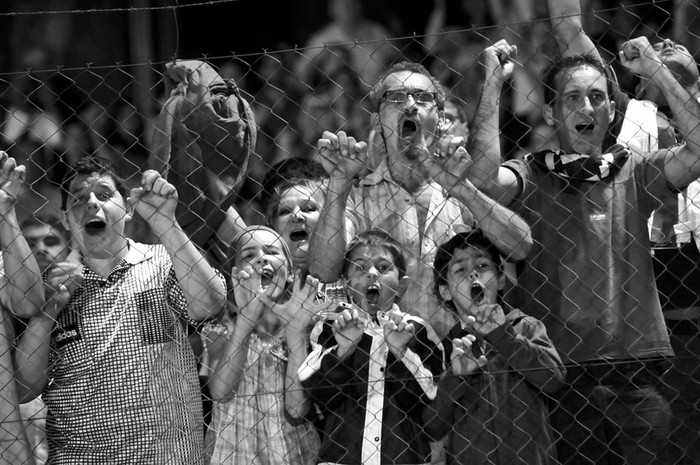 Hinchas de Florida durante la serie de penales en la segunda final ante Colonia por la Copa Nacional de Selecciones. (archivo, febrero de 2012) · Foto: Fernando Morán