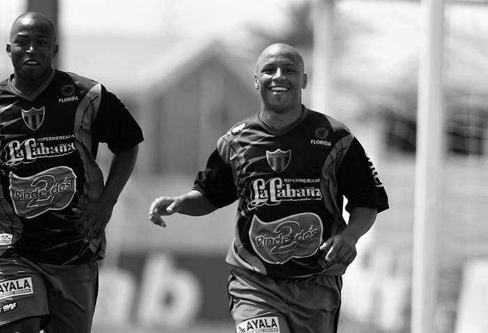 Miguel Murillo y Héctor Acuña, tras el segundo gol de El Tanque ante Cerro en el estadio Campeones Olímpicos de Florida. · Foto: Pedro Rincón