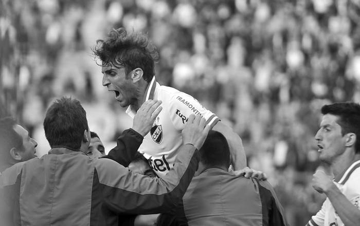 Iván Alonso, ayer, tras convertir el segundo gol de Nacional ante Wanderers en el Parque Central.  · Foto: Javier Calvelo