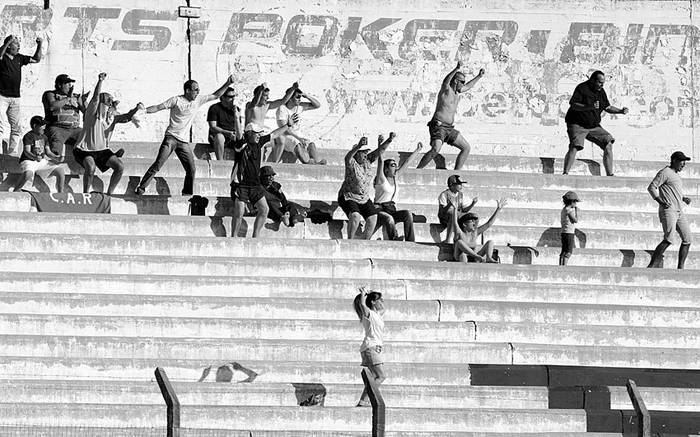 Hinchada de Rentistas, durante el partido ante Danubio, ayer, en Jardines del Hipódromo.  · Foto: Pablo Vignali