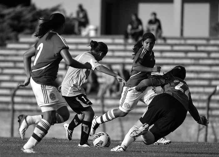 Jugada en la que Yamila Badell convirtió el cuarto gol de Uruguay ante Paraguay, el viernes en el estadio Charrúa. · Foto: Santiago Mazzarovich