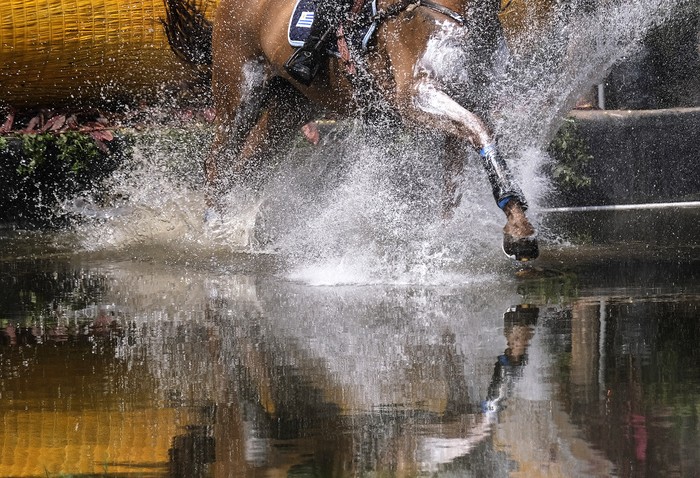 Lucía Chieza y su caballo SVR Enérgico durante el cross-crountry, el sábado, en la Escuela de Equitación del Ejército, en Lima. foto: Guillermo Arias, Lima 2019