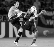 Diego Godín, de Uruguay y Salomón Rondón, de Venezuela, anoche en el estadio Cachamay de Puerto Ordaz, Venezuela.