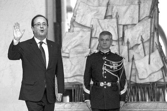 El presidente francés François Hollande tras presidir la última reunión del Consejo de Ministros en el Palacio del Elíseo en París, el lunes 23.  · Foto: Étienne Laurent, Efe