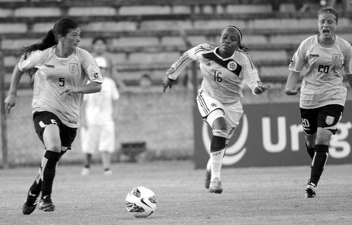 Lorena Graña, de Uruguay, Jessica Peña, de Colombia, y Alaídes Bonilla. de Uruguay, ayer en el estadio Charrúa.  · Foto: Manuela Aldabe